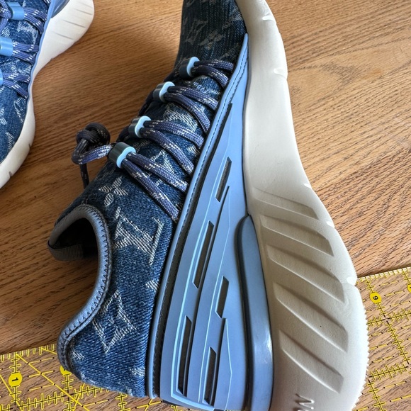 Authentic Louis Vuitton Men’s 6 sneakers. - Picture 5 of 15